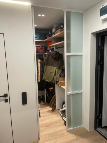 Распашная перегородка в гардеробную