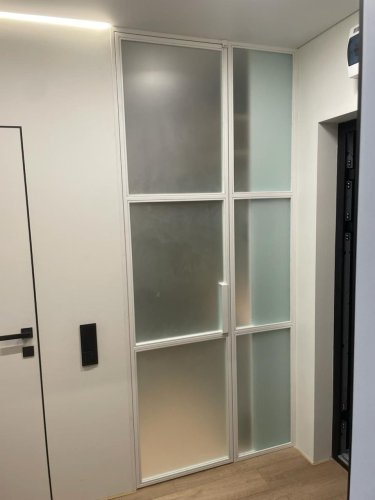 Распашная перегородка в гардеробную