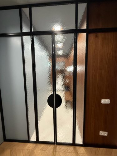 Распашная перегородка с узорчатым стеклом