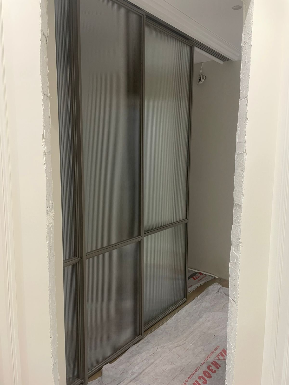 Каскадная перегородка с рифлёным стеклом