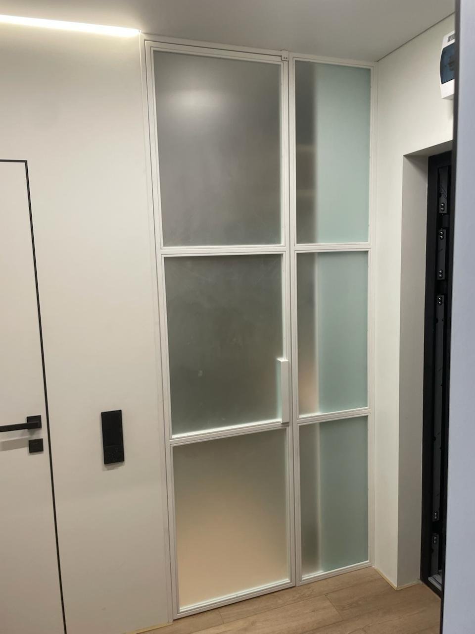 Распашная перегородка в гардеробную