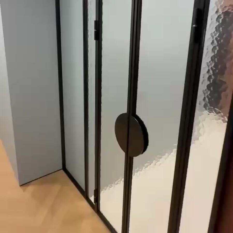 Распашная перегородка с узорчатым стеклом